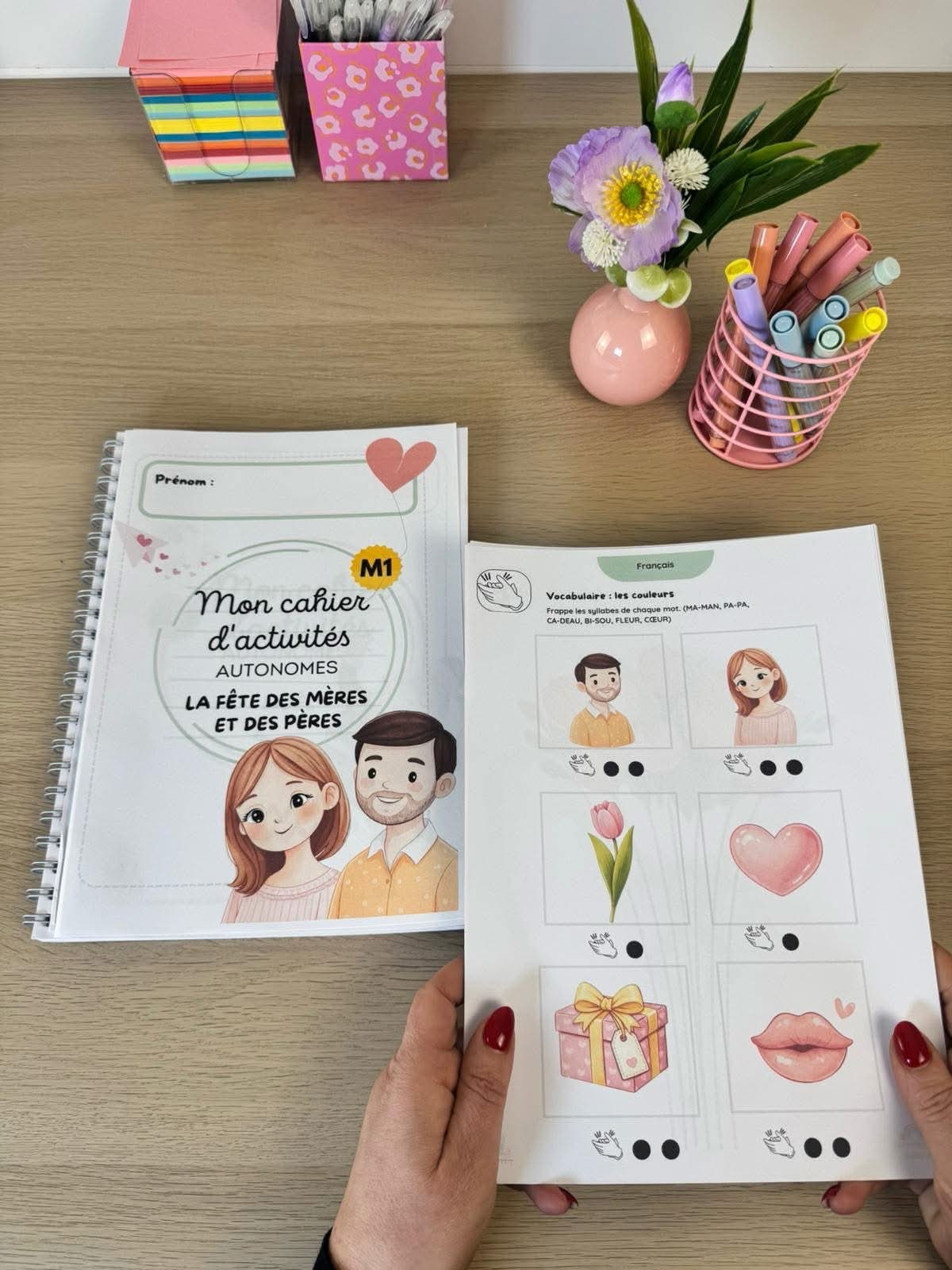 Cahier ouvert avec page d'activité