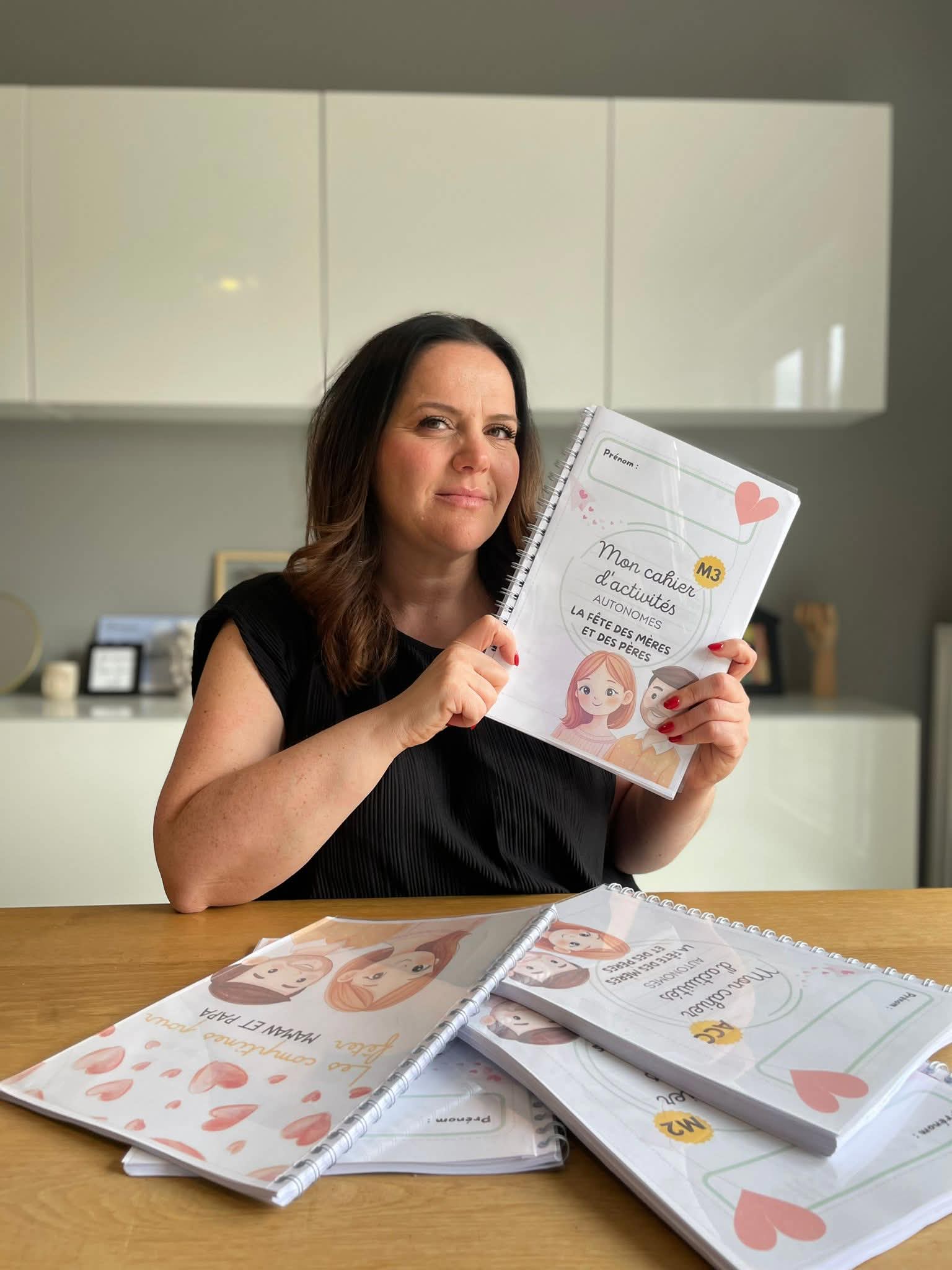 Jessica présentant le cahier de comptines